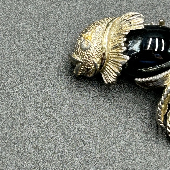 Fish brooch gold tone with black stone - Picture 2 of 4